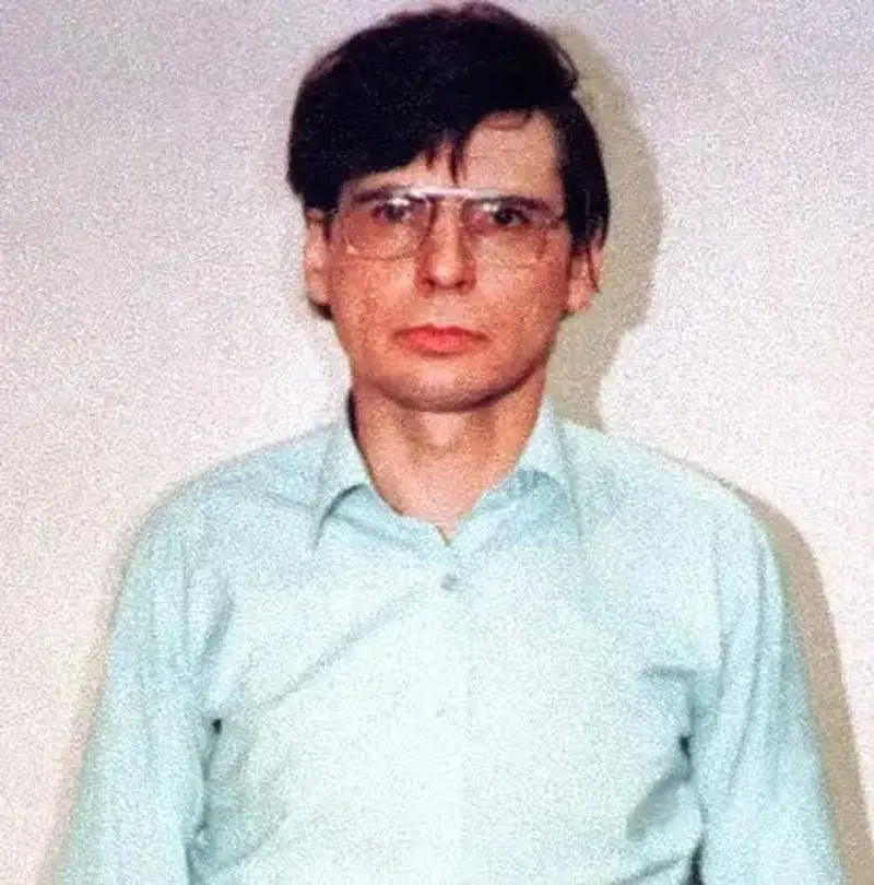 Dennis Nilsen: Człowiek z Cromwell Road i Jego Ofiary z Londynu